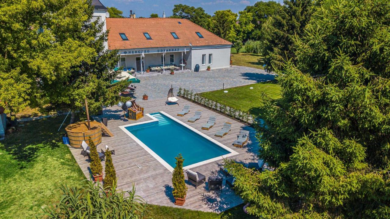 Herczeg Udvarhaz Poroszlo Exterior photo
