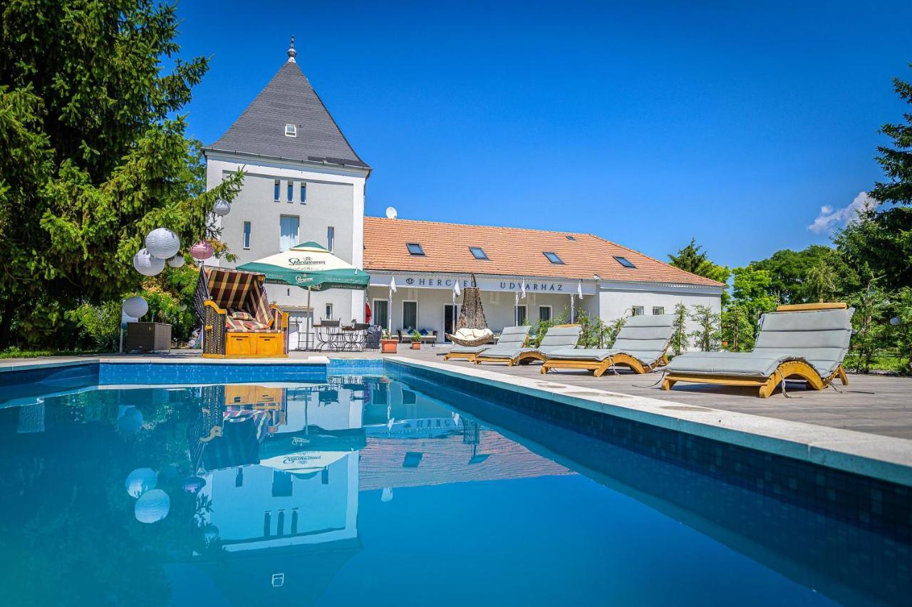 Herczeg Udvarhaz Poroszlo Exterior photo