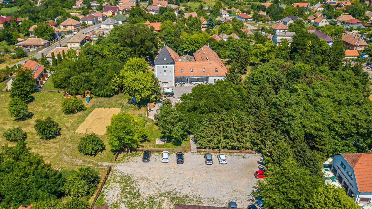 Herczeg Udvarhaz Poroszlo Exterior photo