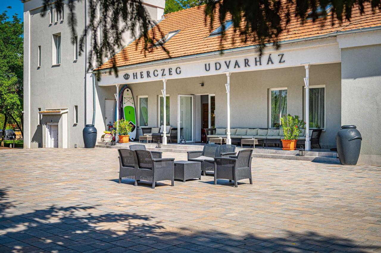 Herczeg Udvarhaz Poroszlo Exterior photo