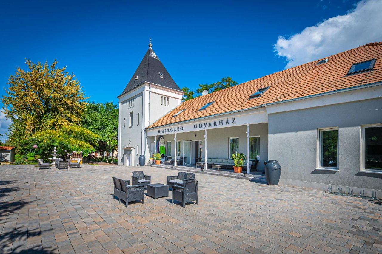 Herczeg Udvarhaz Poroszlo Exterior photo